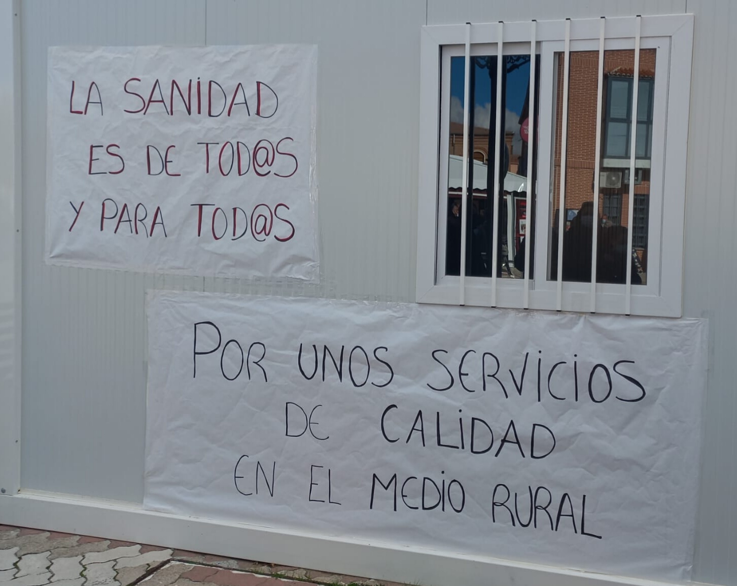 Numerosa protesta vecinal en Cantalapiedra contra los desplazamientos obligatorios a Peñaranda para la vacunación