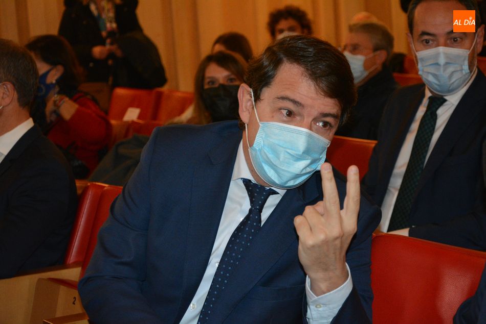 El presidente de la Junta de Castilla y León, Alfonso Fernández Mañueco, en el auditorio Fonseca, antes de la inauguración del encuentro nacional Diálogo sobre el futuro de la educación. Foto de Vanesa Martins