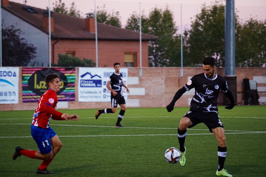 Hugo Díaz controla un balón / Salamanca CF UDS