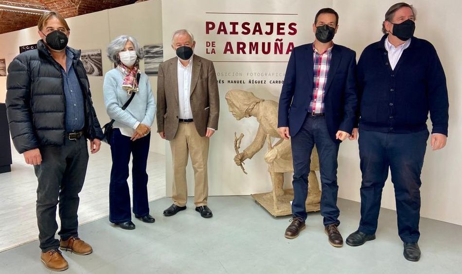 El fotógrafo Andrés Ñíguez, en el centro, en la apertura de esta exposición en el Museo del Comercio