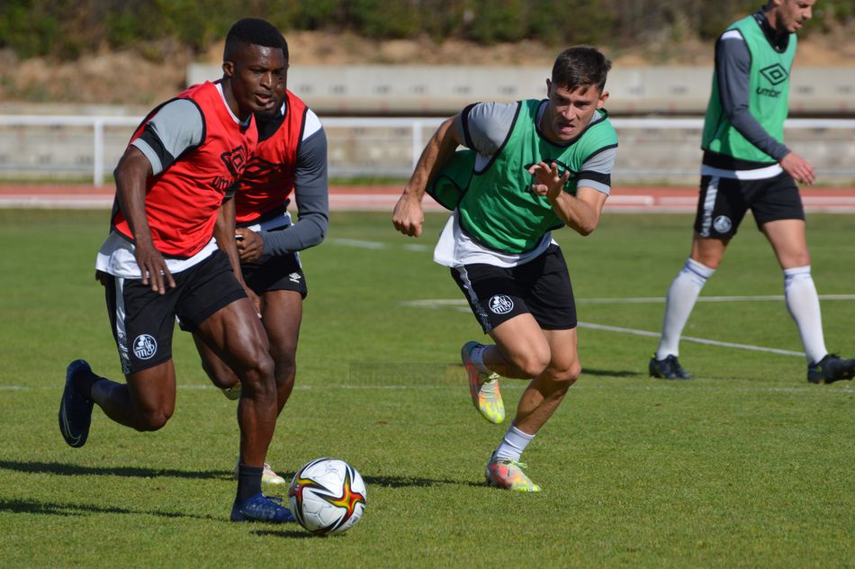 Espeso persigue a Bouba / Carlos Cuervo