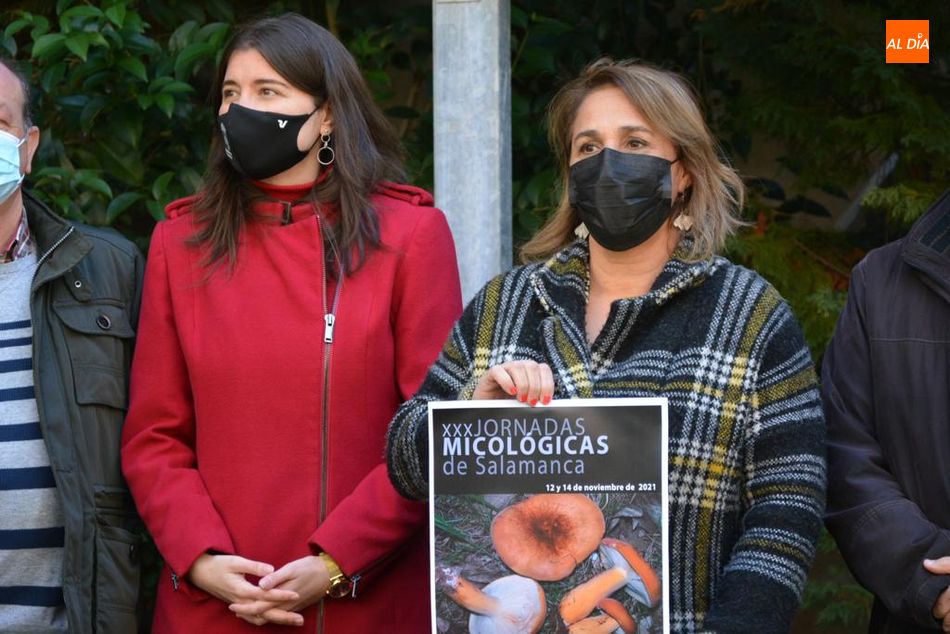 Presentación de las XXX Jornadas Micológicas con La concejala de Medio Ambiente, Parques y Jardines, Miryam Rodríguez, y la presidenta de la Sociedad Micológica Salmantina ‘Lazarillo’, Alma Labajo. Foto de Vanesa Martins
