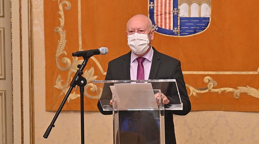 El concejal de Promoción Económica, Comercio y Mercados, Juan José Sánchez Alonso, en la presentación de estos nuevos bonos