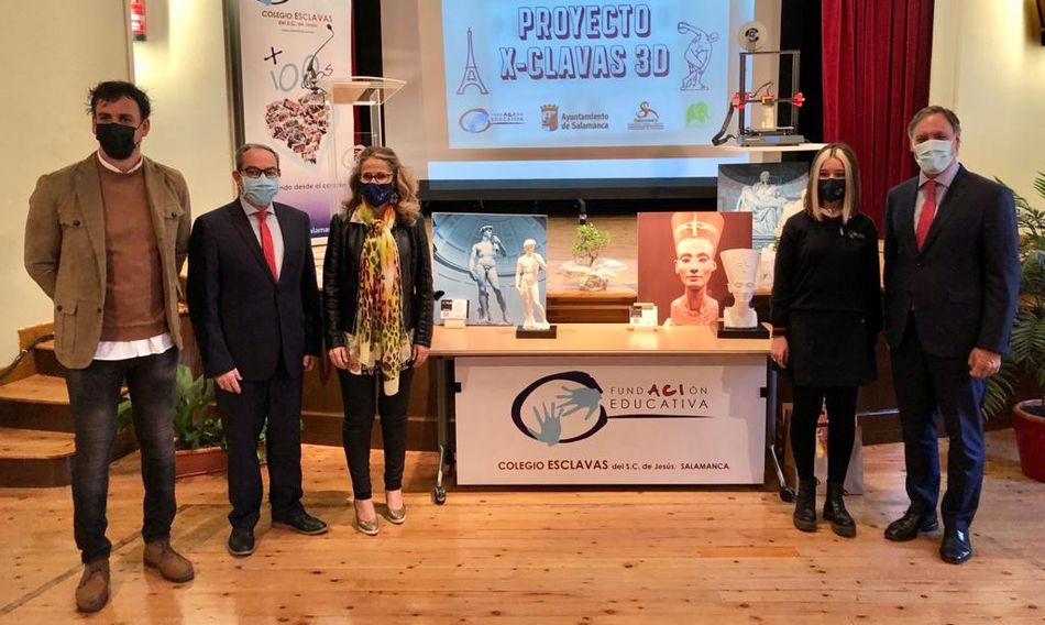 Docentes del Colegio de las Esclavas, con el alcalde de Salamanca, Carlos García Carbayo, a la derecha, y el director de Relaciones Institucionales de Grupo Ecotisa, Ángel Caamaño, a la izquierda