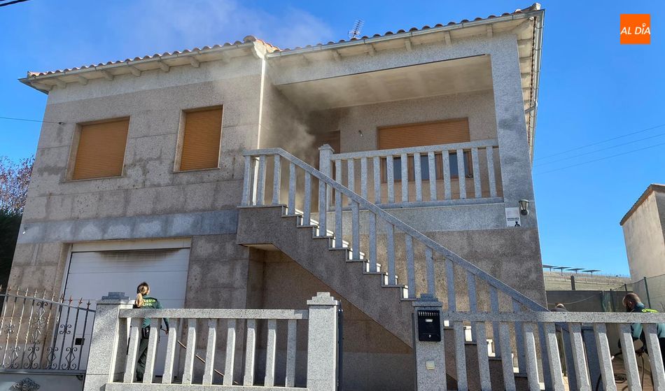 Vivienda en la que tenía lugar incendio y a la que llegaba la Guardia Civil, tras el aviso ciudadano