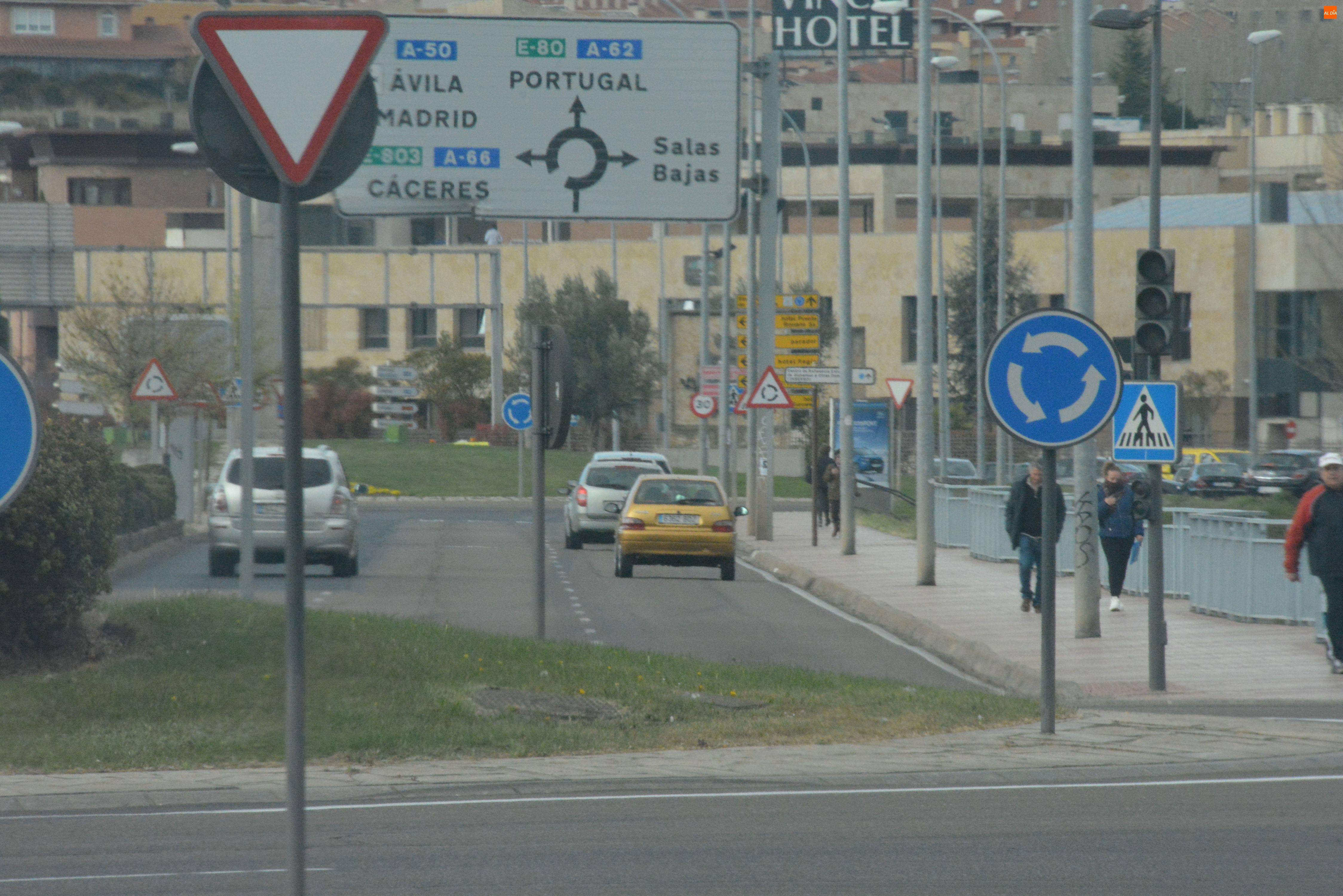 Vehículos circulando por la ciudad de Salamanca. Foto de archivo