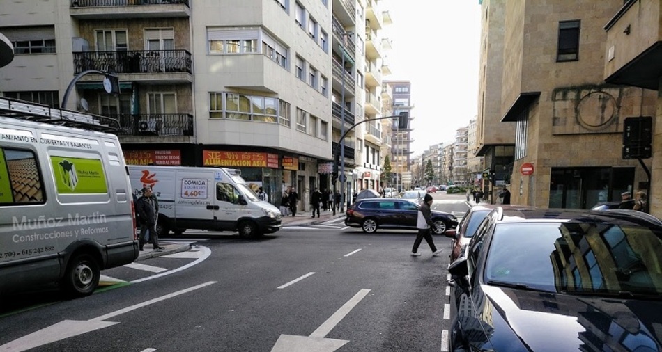 Vehículos aparcados en una calle de Salamanca. Foto: JFR