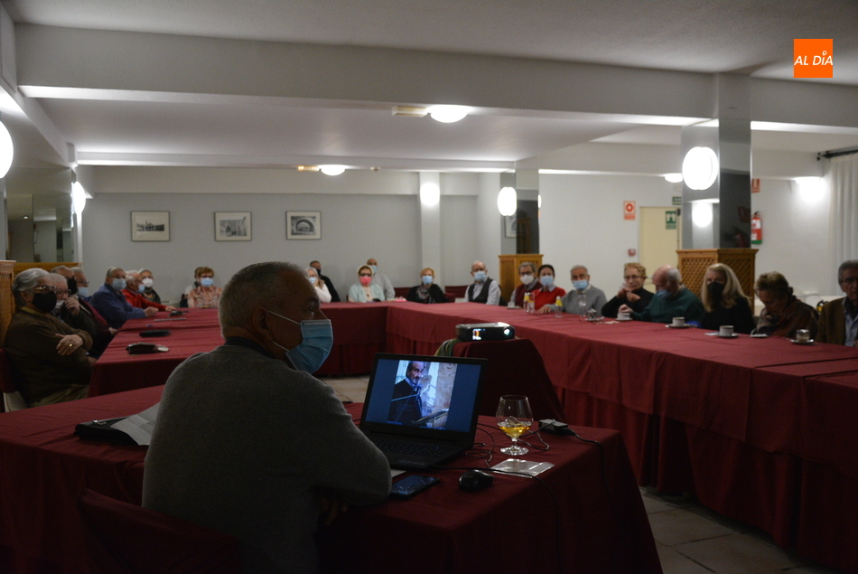 Asistentes a la Tertulia Rona Dalba celebrada este martes