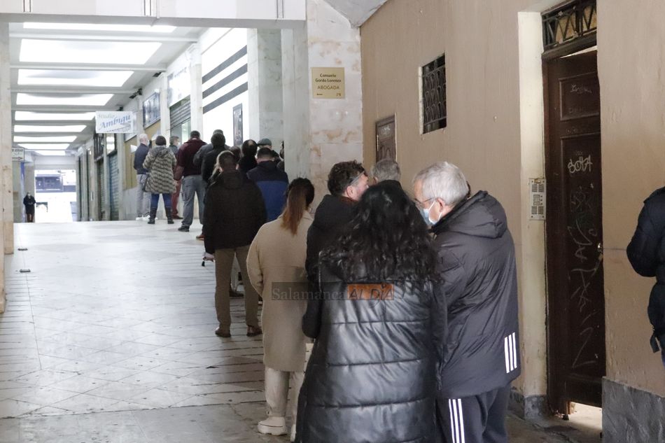 La cola en el pasaje de la Plaza Mayor / Guillermo García