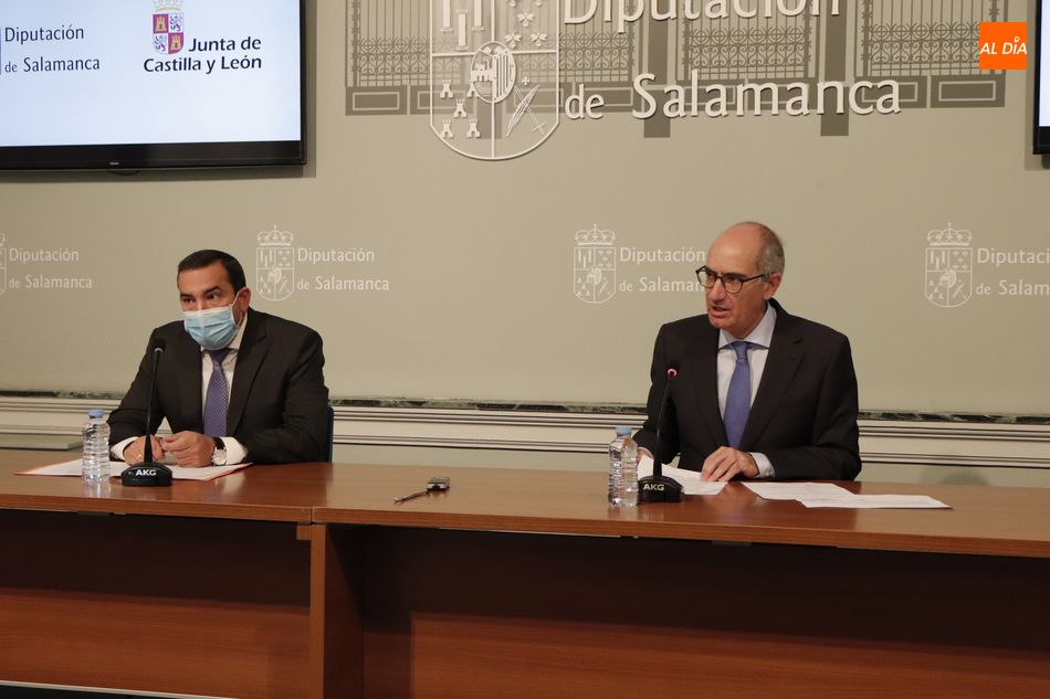 Presentación de estos curos con el presidente de la Diputación de Salamanca, Javier Iglesias, y el delegado territorial de la Junta de Castilla y León en Salamanca, Eloy Ruiz. Foto de Guillermo Garíca