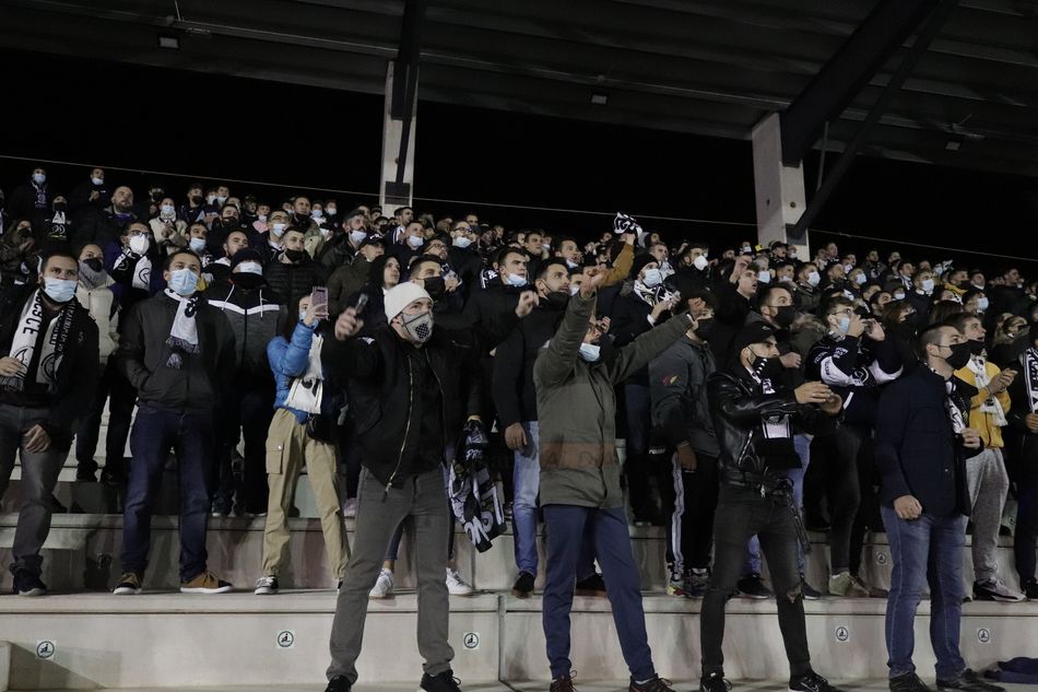 Grada de animación de Unionistas en el Reina / Guillermo García