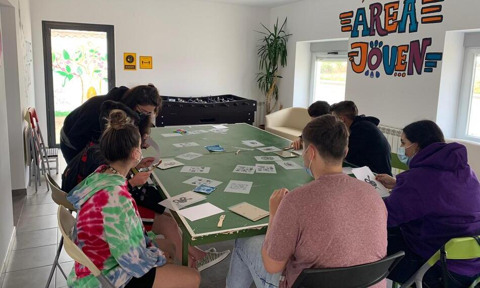 Imagen de un grupo de jóvenes participando en un taller del Área Joven de Santa Marta
