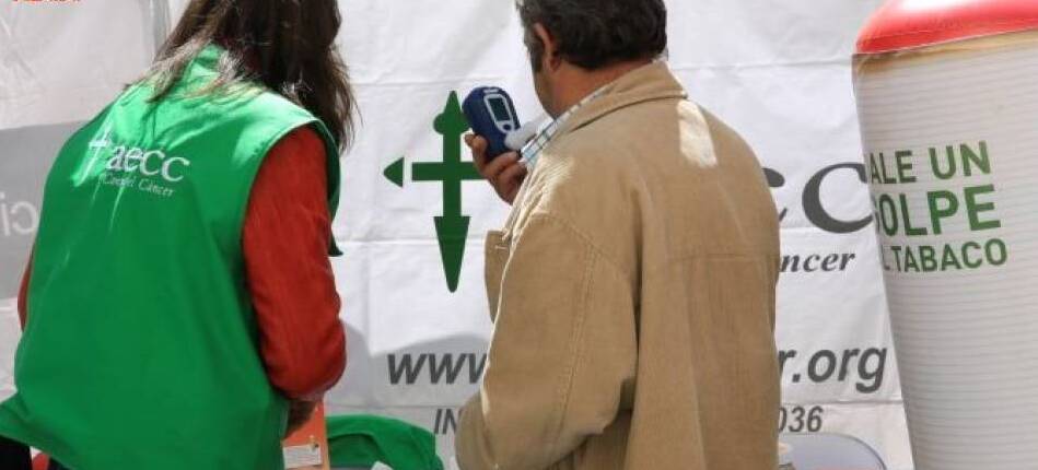 Imagen de archivo de una mesa informativa de la AECC de Salamanca