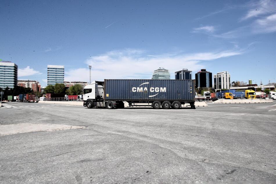 Un camión circulando por una estación de mercancías. Foto: EP