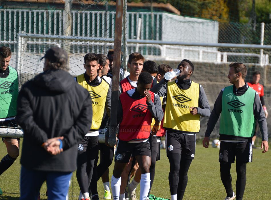 Losada (de espaldas) observa a los jugadores / Carlos Cuervo