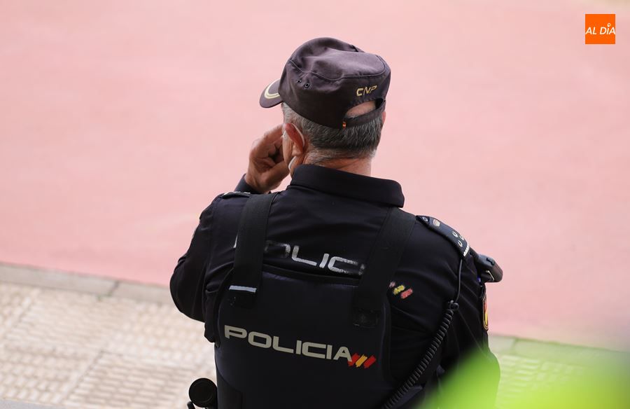 Foto de archivo de un agente de la Policía Nacional en Salamanca