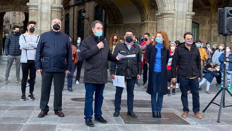 El presidente de la Asociación de Empresarios de Gimnasios e Instalaciones Deportivas de Salamanca (AGS), integrada en CES, Javier Sanz, en el centro, en un acto reivindicativo en la Plaza Mayor
