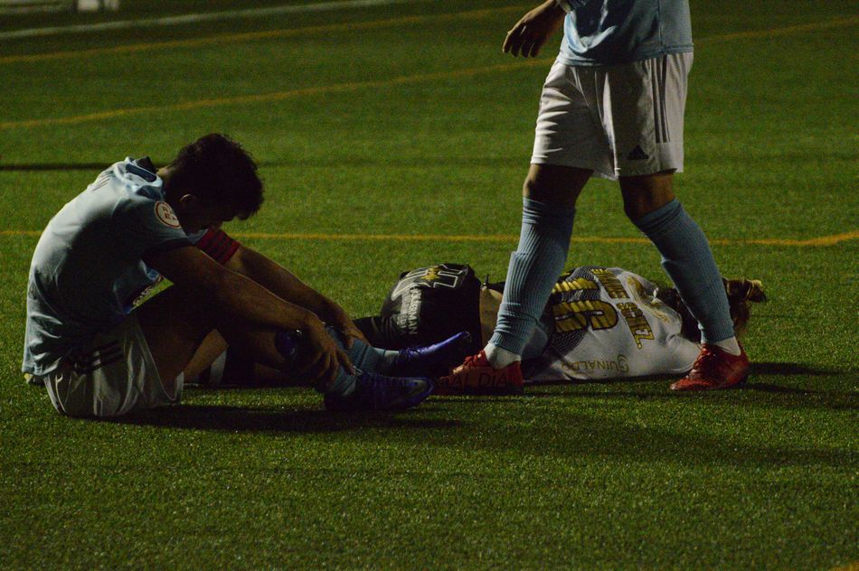 Manu Sánchez, tirado en el césped / Guillermo García