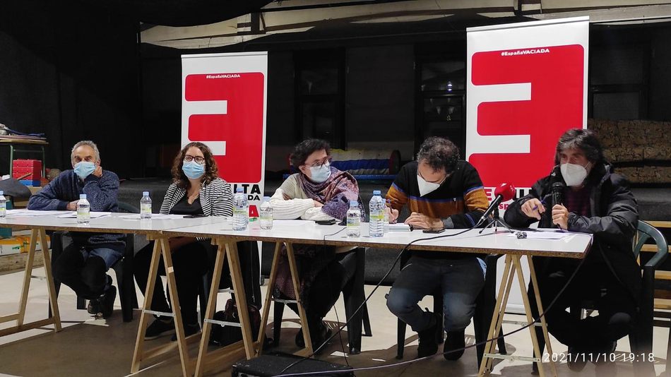 Juan Jesús Delgado, primero por la izquierda, fue el representante de  Escuelas Campesinas de Salamanca en la mesa