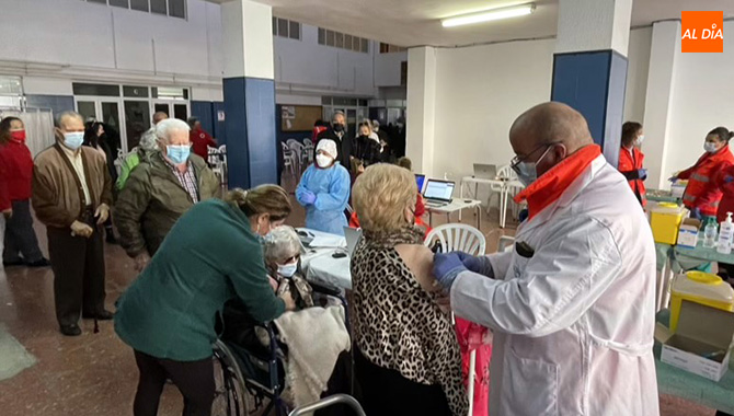 La primera vacunación masiva en el Comarcal finaliza con cerca de un millar de dosis administradas