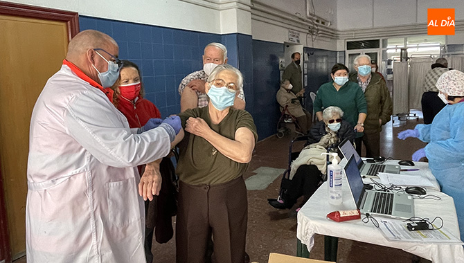 La vacunación masiva para las zonas de Cantalapiedra, Villoria y Peñaranda continuará el jueves 18 de noviembre. Archivo