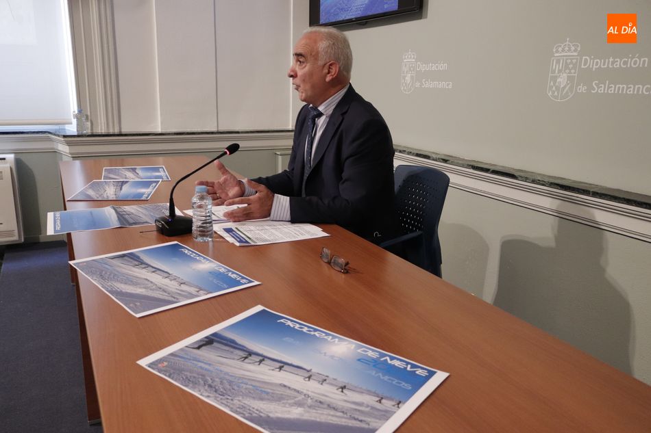 El diputado de Deportes, Jesús María Ortiz, presenta la convocatoria del Programa de Nieve Bautismos Blancos 2022. Foto de Guillermo García