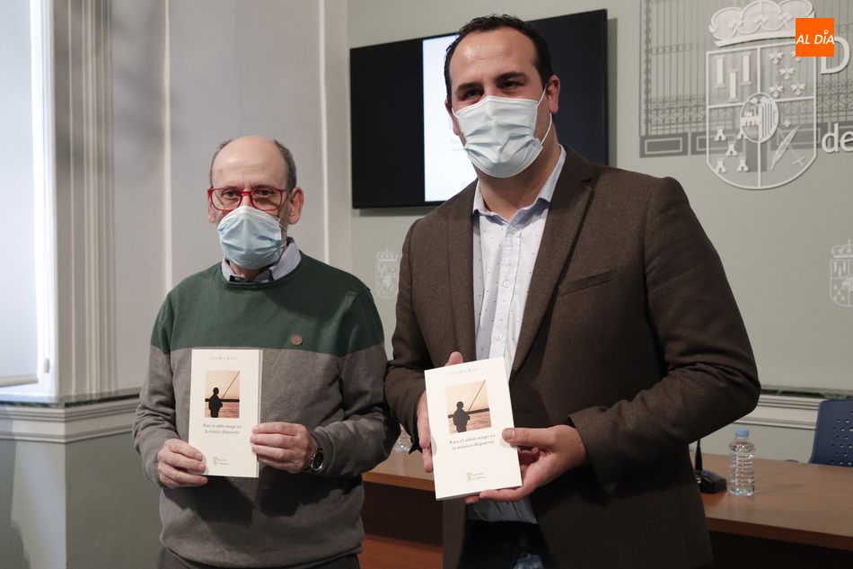 El diputado de Cultura, David Mingo, y el amigo del autor y escritor de la presentación del libro ahora publicado, Luis Alcalde Cuevas, en la presentación de este libro. Foto de Guillermo García