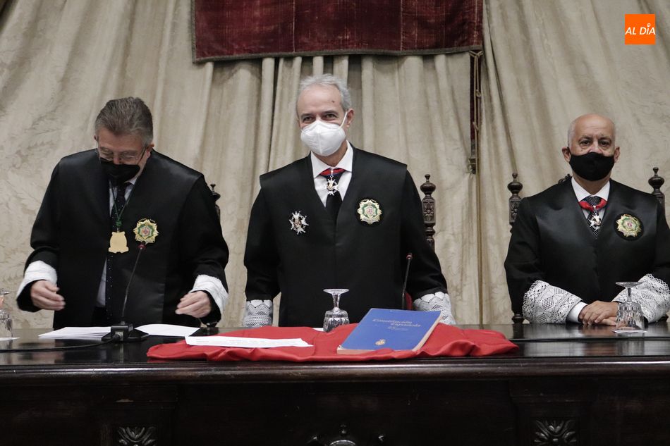 Dirigentes del Colegio de Graduados Sociales de Salamanca en el Paraninfo de Salamanca. Foto de Guillermo García