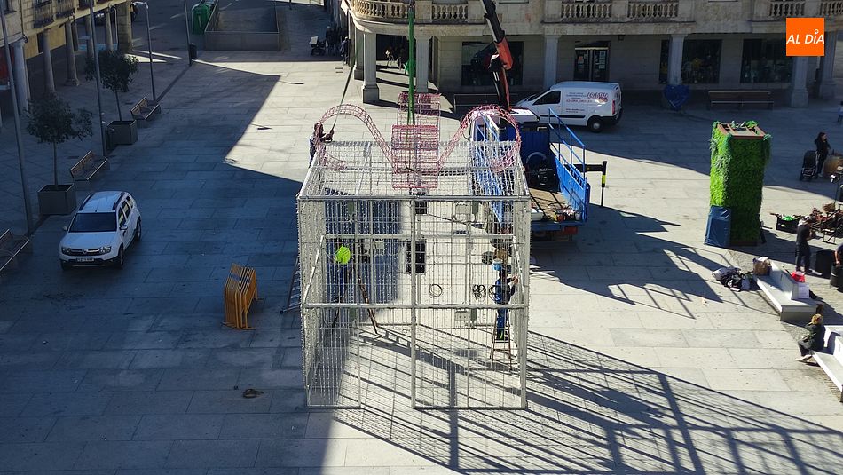 El cubo luminoso navideño en plena instalación en la Plaza Mayor de Guijuelo - KR