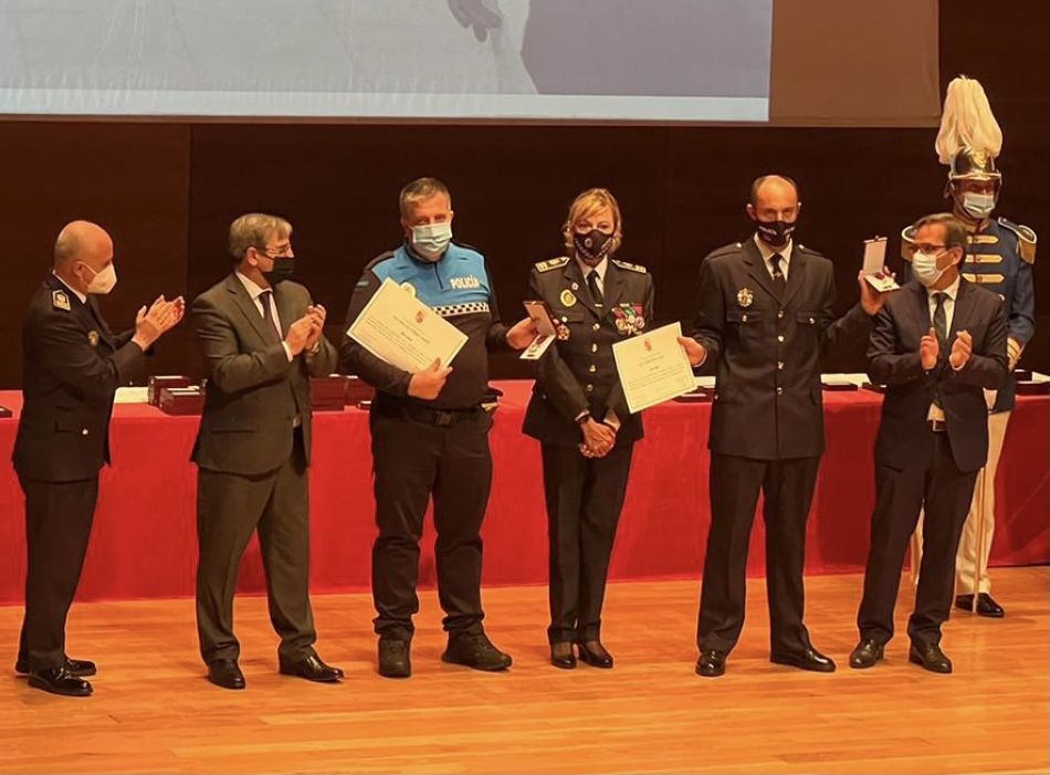Dos agentes de la Policía Local de Guijuelo reciben la medalla al mérito