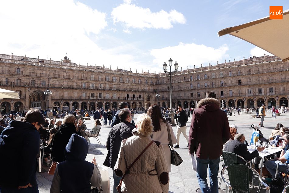Gente paseando por la Plaza Mayor de Salamanca. Foto: Guillermo García