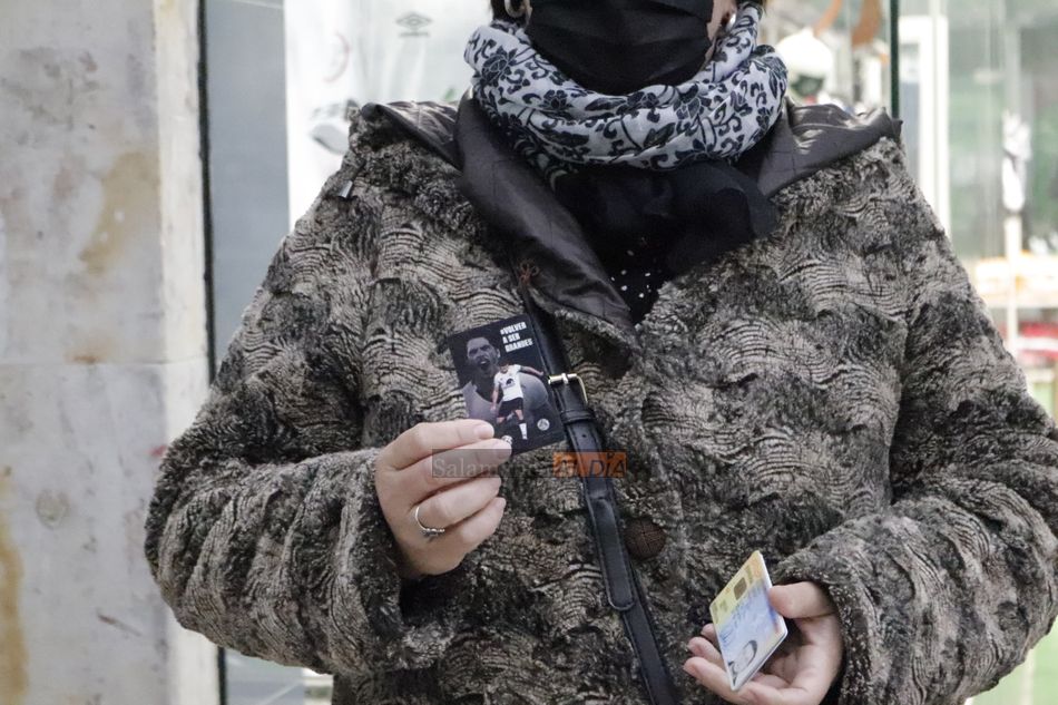 Una mujer sostiene un carnet / Guillermo García