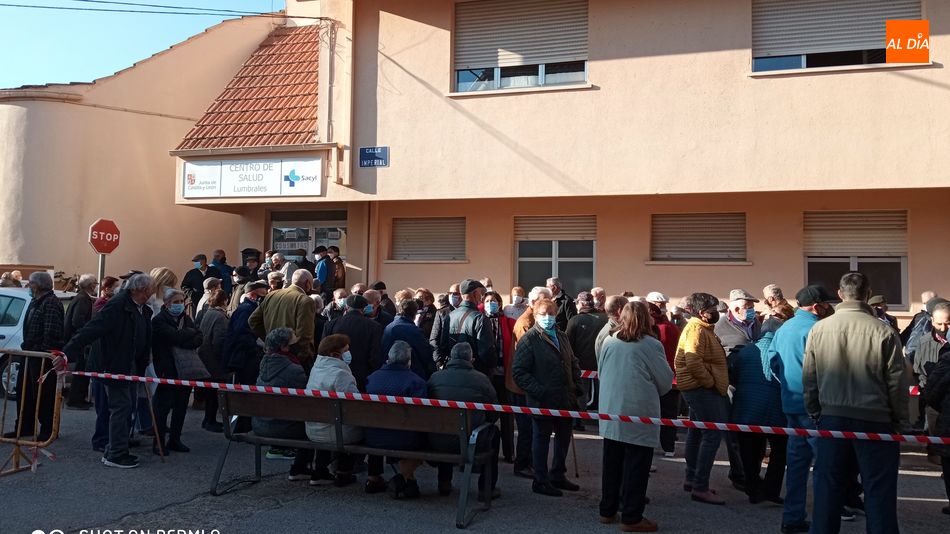 Una larga cola de espera a primera hora de la mañana en el centro de salud de Lumbrales / E. Corredera