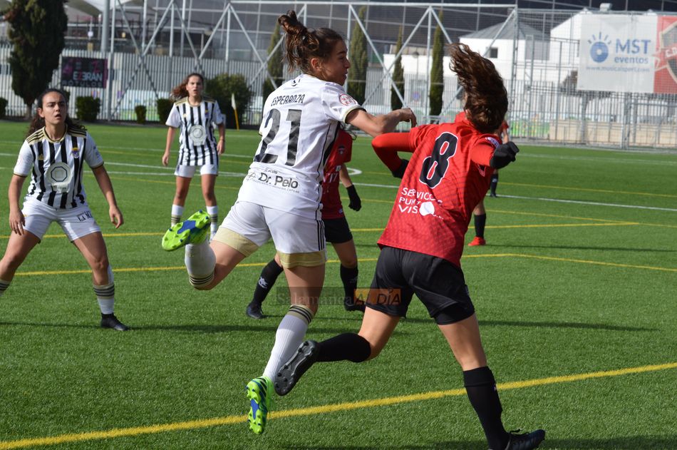 Una disputa por el esférico en el partido / Guillermo García