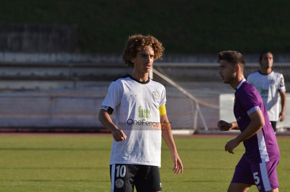 Alemán, con el brazalete, del filial del Salamanca UDS / Guillermo García