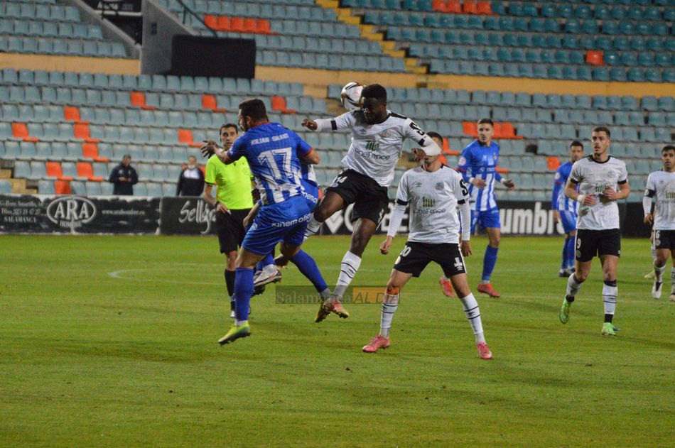 Keita da un cabezazo / Guillermo García