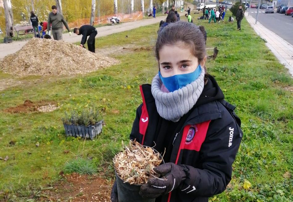 Una de las jóvenes que participan en esta plantación de árboles en Vistahermosa | FOTOS: Miguel Ángel Pérez