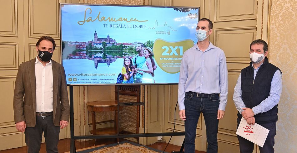 Presentación de la iniciativa con el concejal de Turismo, Fernando Castaño, acompañado Pablo Montes, presidente de la Asociación de Blogueros de Viajes de Castilla y León, y de Ricardo Criado, responsable de la marca ‘Vítor Salamanca’