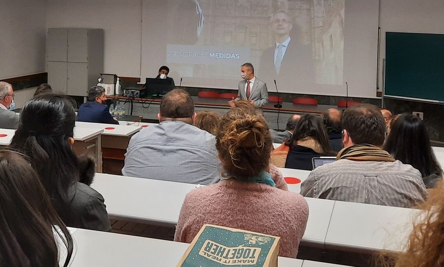 Acto de Ricardo Rivero en la Facultad de Filología de la USAL