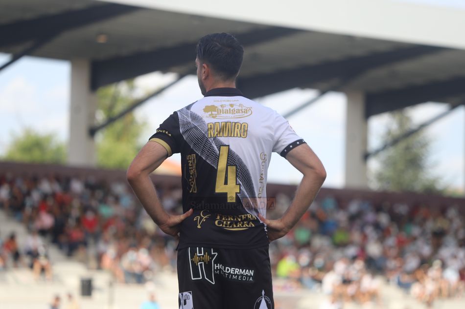 Ramiro, con los brazos en jarro / Lydia González