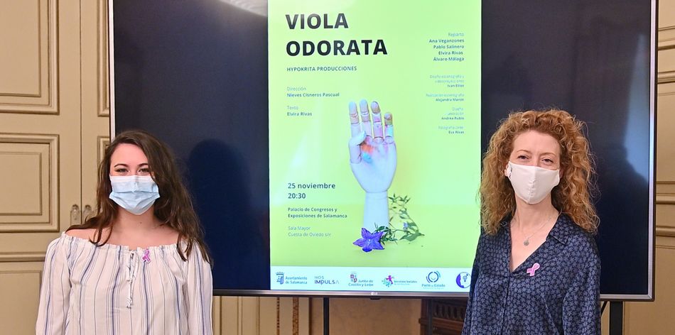 Presentación de estos actos con la Concejala de Familia e Igualdad de Oportunidades del Ayuntamiento de Salamanca, Ana Suárez, acompañada de la dramaturga Elvira Rivas