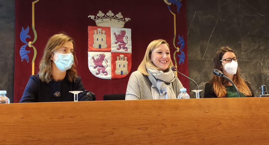 La consejera de Familia e Igualdad de Oportunidades, Isabel Blanco (centro), presenta el programa contra la pobreza infantil. Foto EP