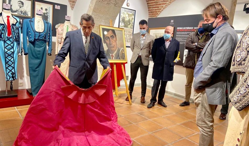 El torero Andrés Vázquez, junto al concejal de Turismo, Fernando Castaño, en el Museo Taurino