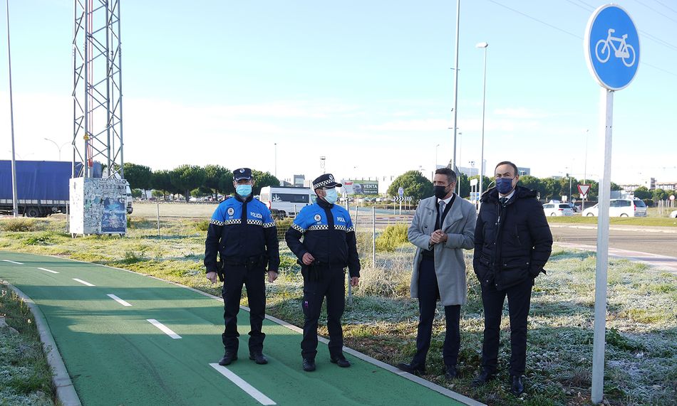 Agentes de la Policía Local de Carbajosa de la Sagrada, junto al alcalde, Pedro Samuel Martín