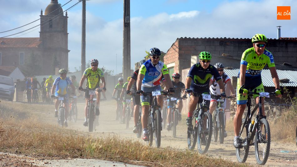 Imagen de los ciclistas por las calles de Lumbrales en una edición anterior de la ruta BTT / E. Corredera