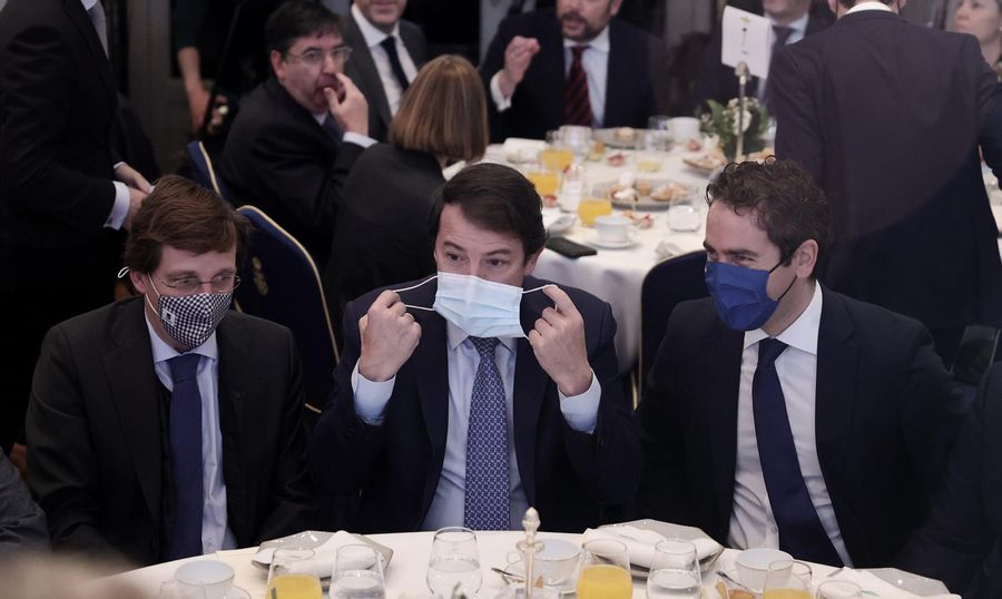 El alcalde de Madrid, José Luis Martínez-Almeida; el presidente de la Junta de Castilla y León, Alfonso Fernández Mañueco; y el secretario general del Partido Popular, Teodoro García Egea, conversan en un desayuno informativo de Fórum Europa. Foto de Edua