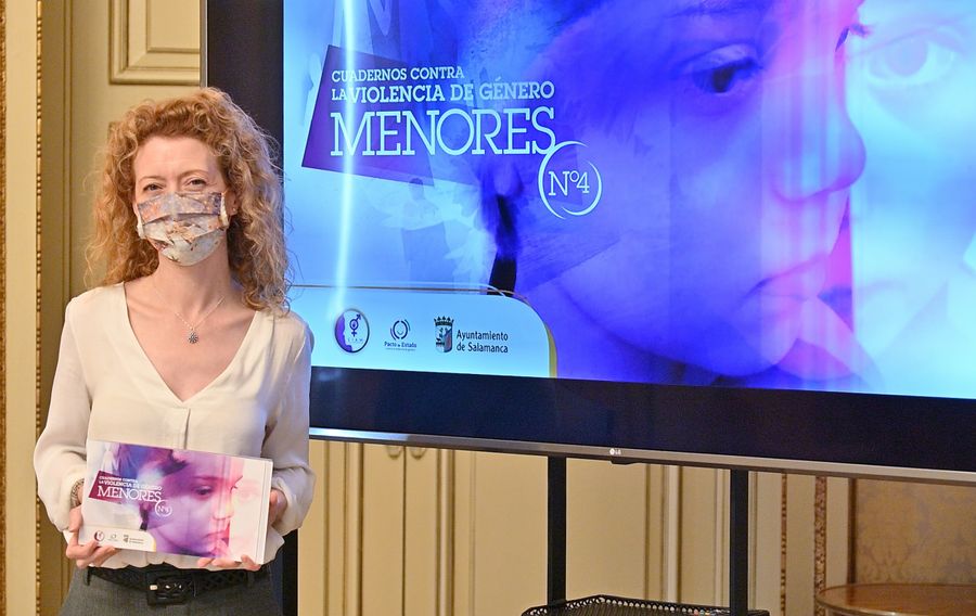 La concejala de Familia e Igualdad de Oportunidades, Ana Suárez, en la presentación del cuarto volumen de los Cuadernos Contra la Violencia de Género