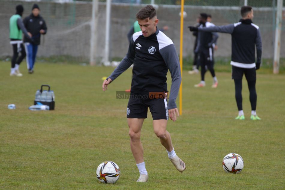 Espeso, con el balón en sus pies / Carlos Cuervo