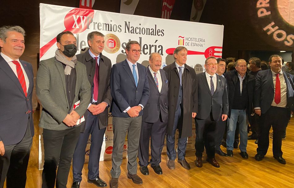 El hostelero salmantino Silvestre Sánchez Sierra, en el centro, junto al alcalde de Salamanca, Carlos García Carbayo