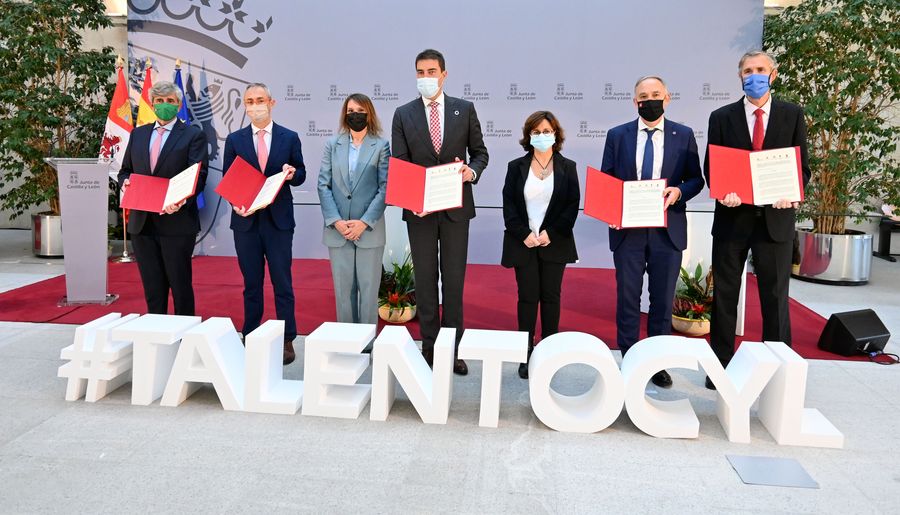 El rector de la Universidad de Salamanca, Ricardo Rivero, segundo por la izquierda, tras la firma de este acuerdo